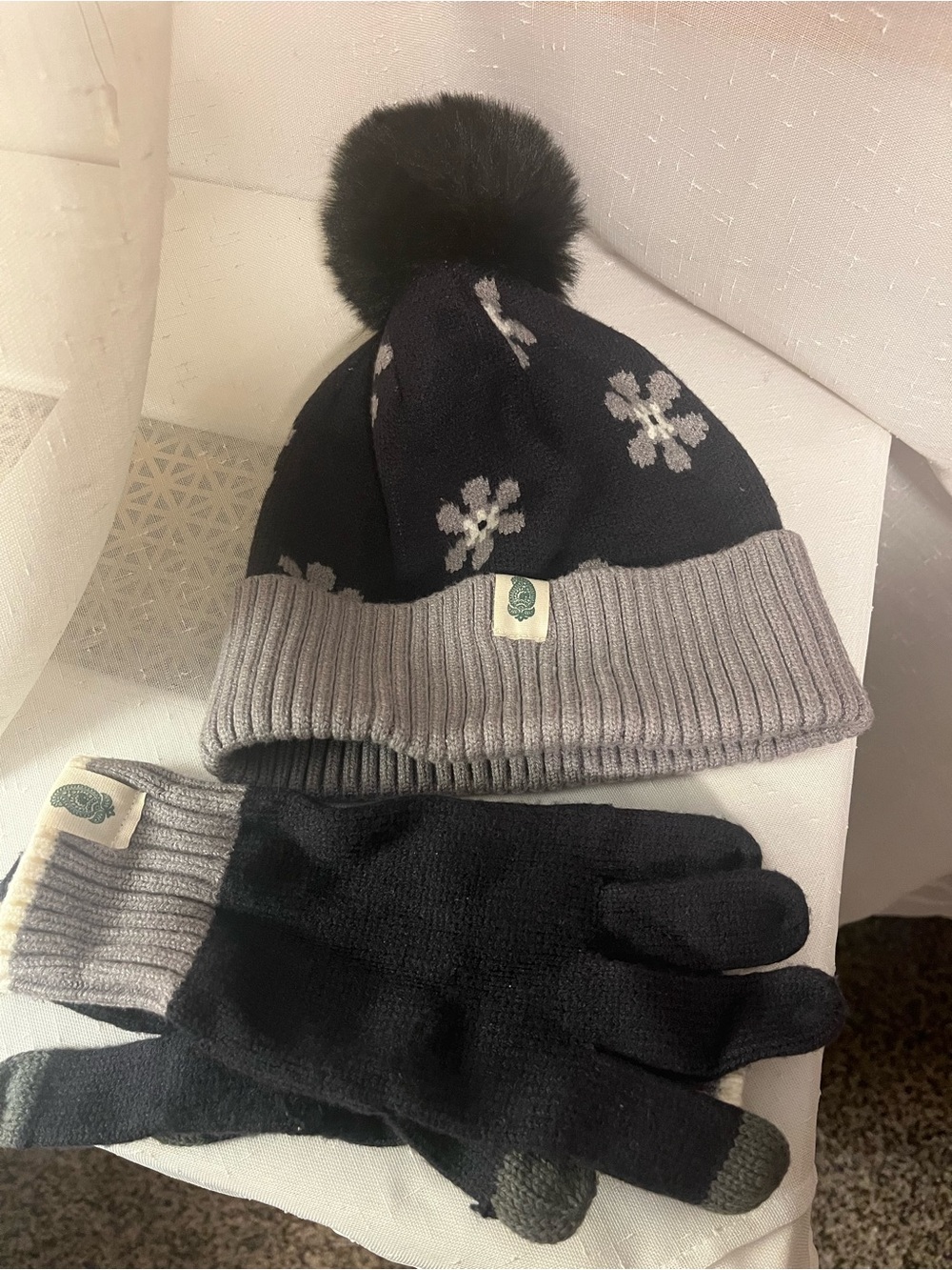 Vera Bradley Women’s Black and Gray Floral Pom Beanie & Gloves Set